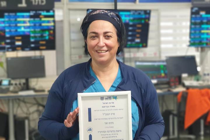 בתמונה: אילנה סימן טוב – דודלס ותעודת הפרס. צילום: הקריה הרפואית רמב"ם.