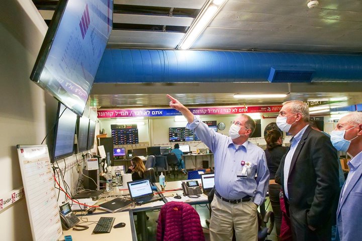 בתמונות: דר' הלברטל ופרופ' אש בסיור בחמ"ל. צילום ו-ווידאו: הקריה הרפואית רמב"ם.