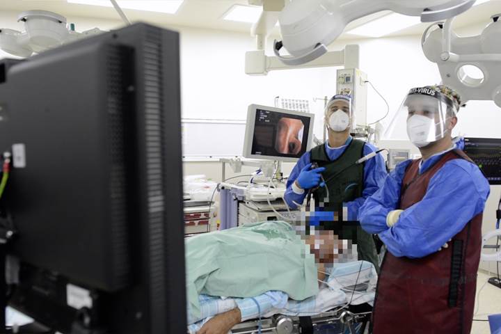 בתמונה: השימוש במערכת הניווט החדשה במכון הריאות של רמב"ם. צילום ו-ווידאו: הקריה הרפואית רמב"ם.