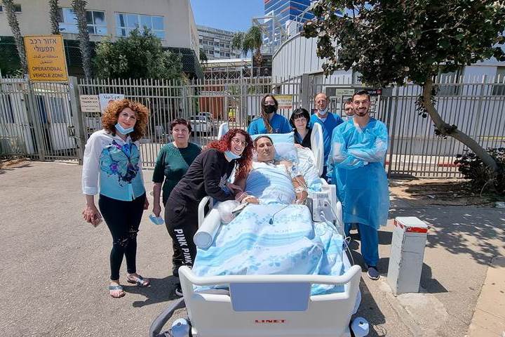 בתמונה: ג'ימי סעדה, משפחתו והצוות המטפל ממחלקת טיפול נמרץ פנימי. סטילס ו-ווידאו: הקריה הרפואית רמב"ם.
