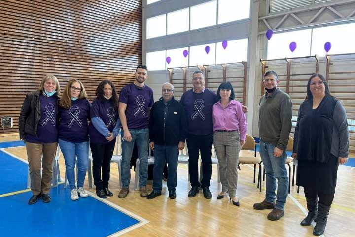 במרכז התמונה : בחולצה וורודה אביבה בהגי פלדמן, מימין לה פרופ בניפלא, ובמרכז ראשהמועצה רפיק חלבי. המנהלת גב' אימאן חליפה מימין