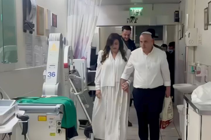 בתמונה: בני הזוג באירוע החתונה ברמב"ם.  צילומים: באדיבות המשפחה.
