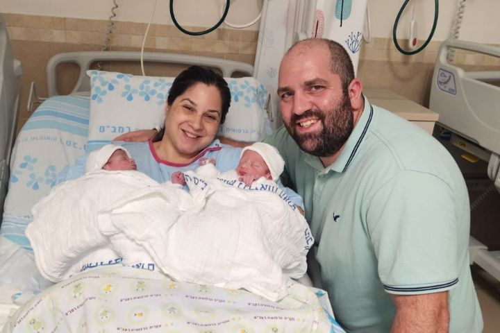 בתמונה: מנחם ושי וינברגר, עם התאומים שנולדו אתמול ברמב"ם.  צילום: הקריה הרפואית רמב"ם.
