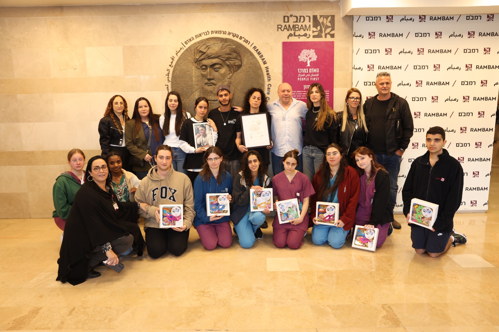 יובל שרביט וצוות בנות השירות