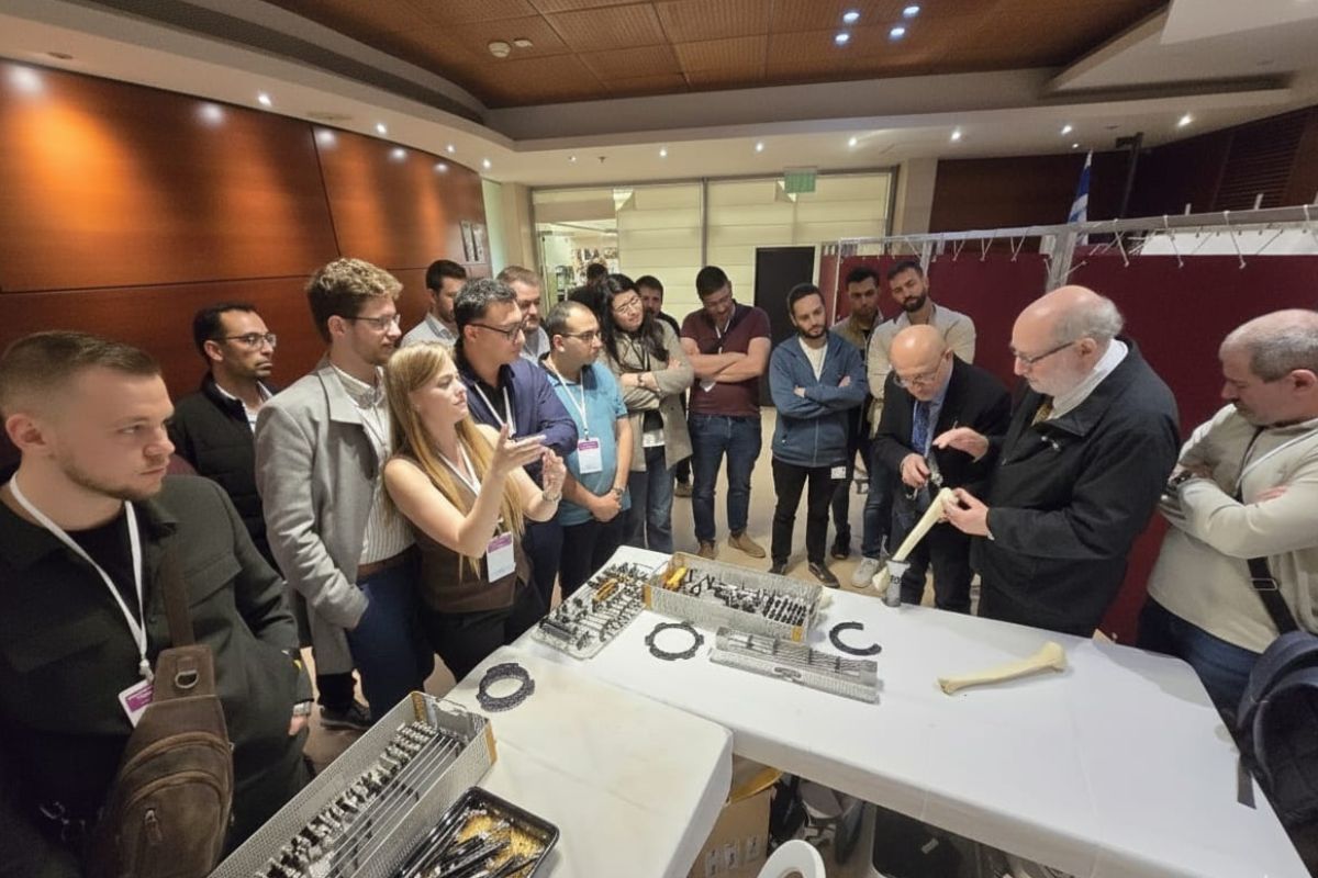 בתמונה: פרופ' מארק אידלמן (עם המקדחה) במהלך הדגמה בפני באי הכנס.  צילום: הקריה הרפואית רמב"ם.