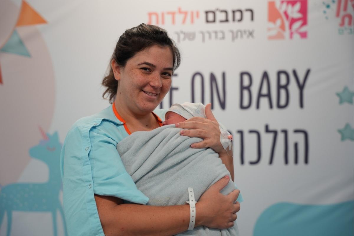 בתמונה: שובל קוסטנקו-צרפתי ובתה שנולדה אתמול, בבית החולים התת קרקעי ברמב"ם. צילום: הקריה הרפואית רמב"ם.
בתמונה: שובל קוסטנקו-צרפתי ובתה שנולדה אתמול, בבית החולים התת קרקעי ברמב"ם. צילום: הקריה הרפואית רמב"ם.
