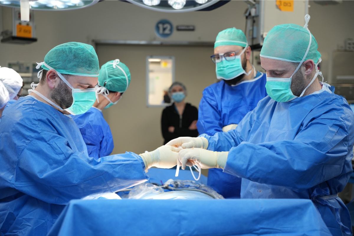 צוות המחלקה לכירורגיה פלסטית בשעת הניתוח