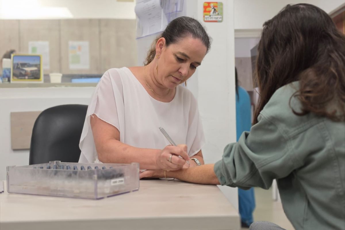 בתמונה: ד"ר עידית לחובר-רוט, מנהלת היחידה לאלרגיה ואימונולוגיה קלינית ברמב"ם. צילום: דוברות רמב"ם.