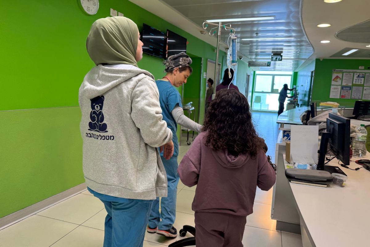 הילדה ר' עולה מבית החולים התת-קרקעי לבית החולים רות מעל הקרקע