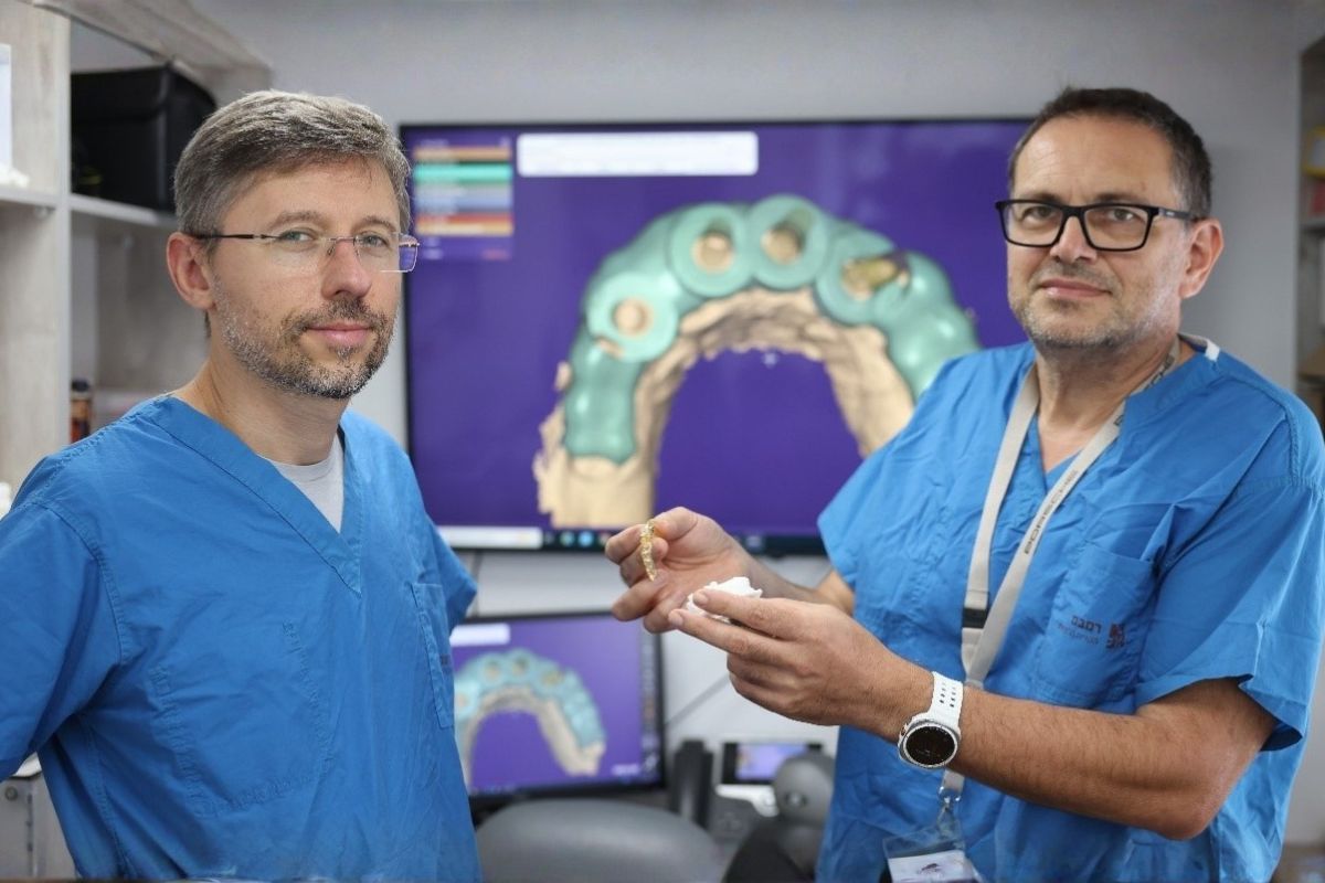 צוות המרפאה: ד"ר אורי בלנק (ימין) וד"ר אנדרי קרסובסקי, רופאים בכירים במחלקת כירורגיית פה ולסתות