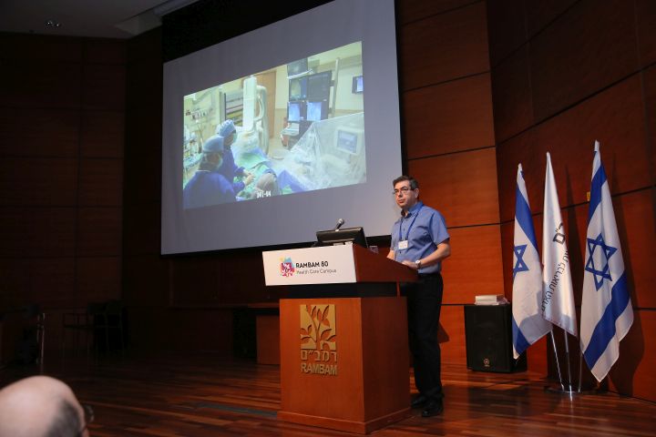 בתמונה: פרופ' רפי ביאר ופרופ' יבגניה ניקולסקי מצנתרים בשידור חי לאולם הכנסים. על הבמה, פרופ' אריאל רוגין מנהל את הדיון. 
צילום: פיוטר פליטר
