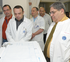 רופאים בודקים נתונים של חולה